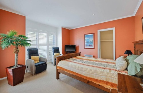 Silverleaves House | The Tides by Ready Set Stay - BYO LINEN & TOWELS