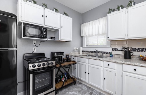 Near East Side Cottage | The Tiny-Alamo, 1937-built Cottage near Alamodome