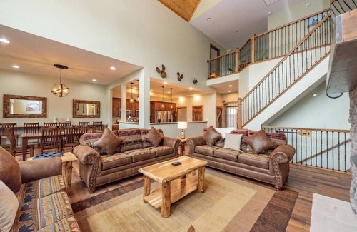 Waterfront Greens House | The Tippy Canoe - Luxurious 8BR - Indoor Pool & Hot Tub - Deep Creek Lake - FREE