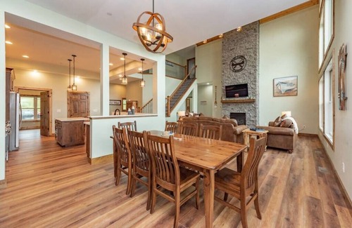 Waterfront Greens House | The Tippy Canoe - Luxurious 8BR - Indoor Pool & Hot Tub - Deep Creek Lake - FREE