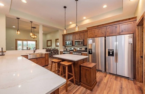 Waterfront Greens House | The Tippy Canoe - Luxurious 8BR - Indoor Pool & Hot Tub - Deep Creek Lake - FREE