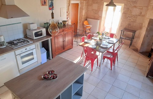 Saint-Pierre-d'Amilly House | The tower of the old castle: holidays 100% cozy natural