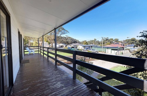 Lakes Entrance House | The tranquility of a secluded retreat and excitement of nearby attractions
