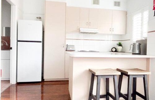 Wagga Wagga House | The Travers Townhouse - Central Comfort