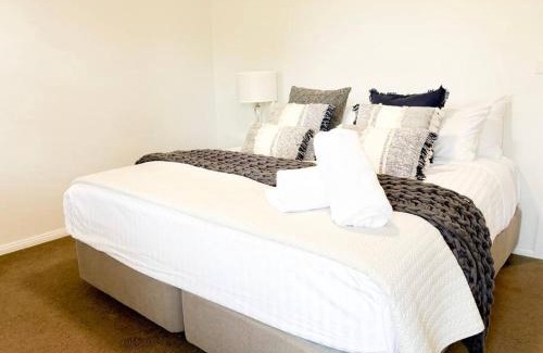 Wagga Wagga House | The Travers Townhouse - Central Comfort