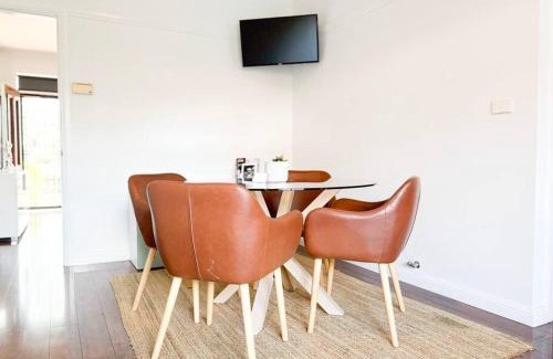 Wagga Wagga House | The Travers Townhouse - Central Comfort