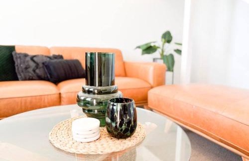 Wagga Wagga House | The Travers Townhouse - Central Comfort