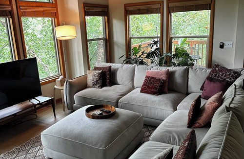 Berkeley Springs House | The Treehouse Retreat: Come Enjoy Contemporary Charm Amidst Woodland Serenity