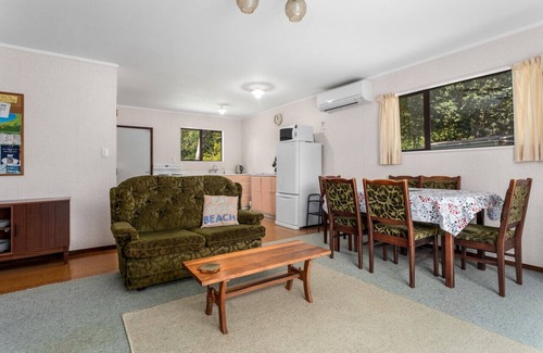 Waihau Bay Apartment | The Treehouse- Whanarua Bay