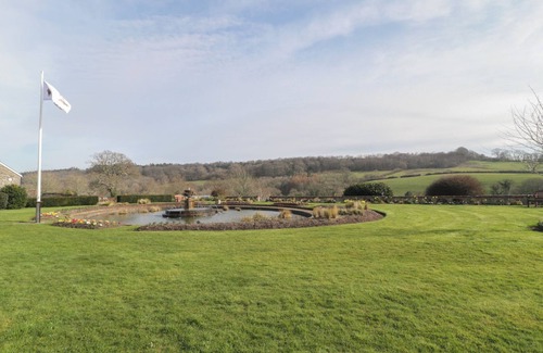 Heligan Cottage | THE TREETOP NOOK AT HARCOMBE HOUSE, romantic, with pool in Chudleigh