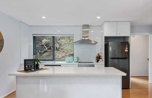 Taroona Apartment | "The Treetops Nest" Apartment-self contained