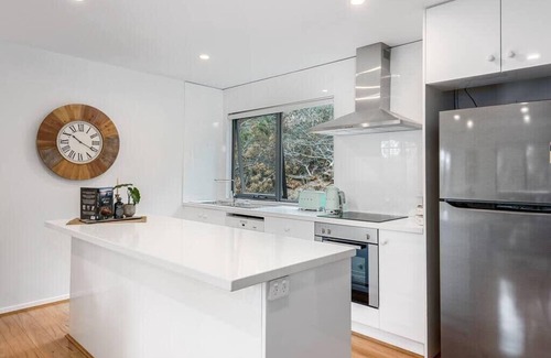 Taroona Apartment | "The Treetops Nest" Apartment-self contained