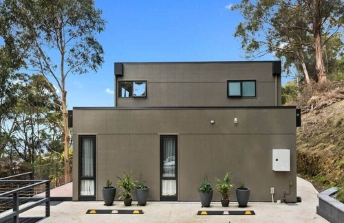 Taroona Apartment | "The Treetops Nest" Apartment-self contained