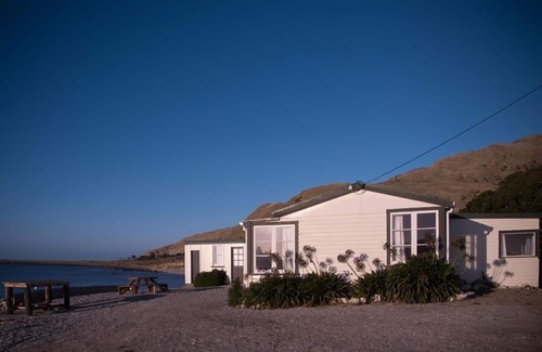 Glenburn House | The true kiwi bach experience,5 meters from the coastline