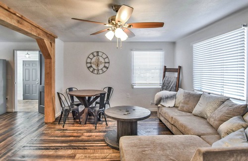 Glen Rose House | The Turquoise Cactus / King Bed / Sleeps 6