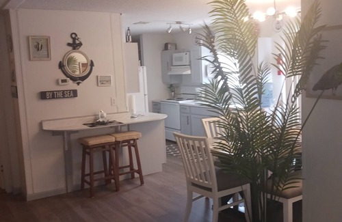 Allandale House | The Turtles Nest, Freshly remodeled, All New! 1.5 miles to beach .