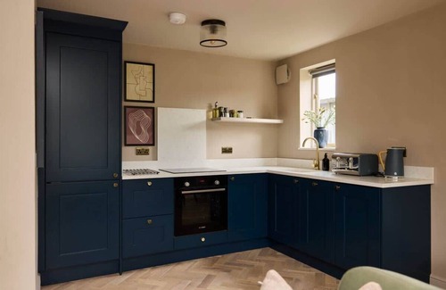 London Borough of Hounslow Apartment | The Twickenham Wonder - 1 Bdr Flat with Parking