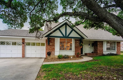 Vance Jackson House | The TX Oasis. Boho Paradise. Huge Backyard.