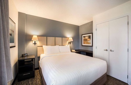 South Hills Resort | The Ultimate Getaway in Pittsburgh! 2 Modern Units, Pets Allowed, Full Kitchen!