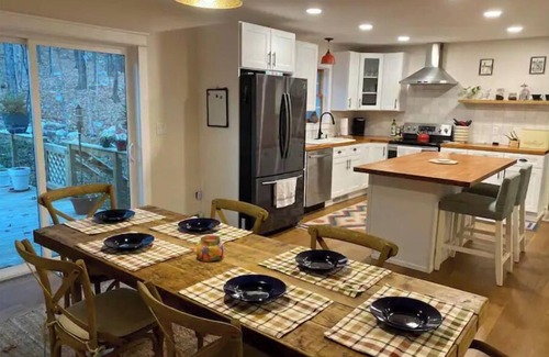 Gardiner House | The Under Ridge Home - 4 Bedroom w/Fireplace