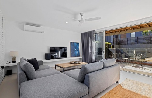 Emerald Beach House | The unique property sets the mood for relaxation and is perfect for a couple’s getaway