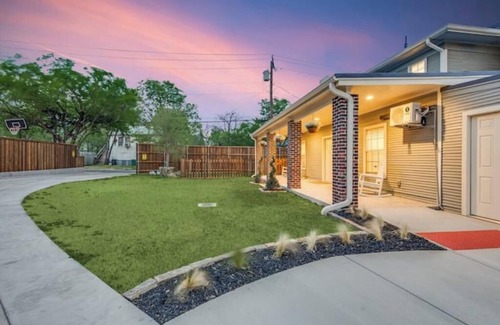 Denton Apartment | The Vanderbilt Mansion Apt 2 Near Downtown and TWU