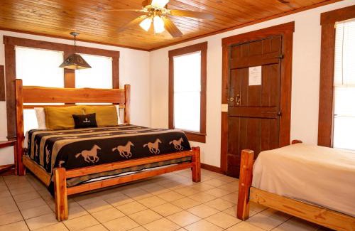 Bandera Hotel | THE VAQUERO MOTEL
