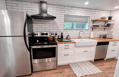 Salem Apartment | The Victoria Suite in Elora- King Bed