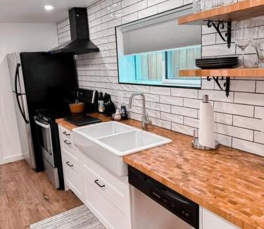 Salem Apartment | The Victoria Suite in Elora- King Bed