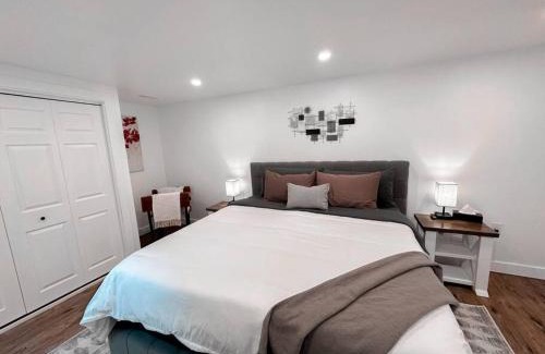 Salem Apartment | The Victoria Suite in Elora- King Bed