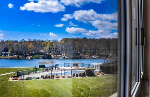 Huddleston Apartment | The View -Unit 317