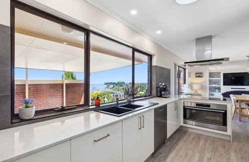 McCracken House | The Views Beach House, Pet friendly, WiFi