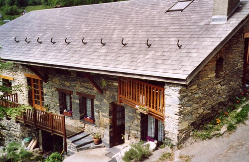 Ornon Apartment | the village of Oisans 15 minutes from € 350/S near Alpe d'Huez garden 150m² valley view.