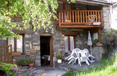 Ornon Apartment | the village of Oisans 15 minutes from € 350/S near Alpe d'Huez garden 150m² valley view.