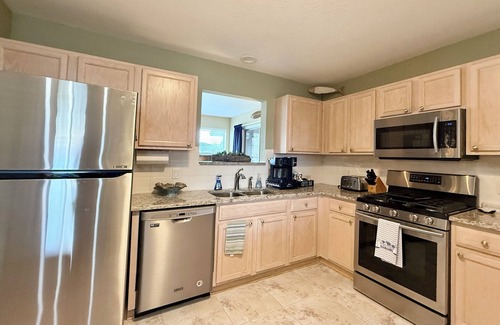 The Villages House | THE VILLAGES: SPACIOUS 3-BEDROOM HOME WITH SUNROOM, PATIO, BBQ- NEAR LAKE/PARK!