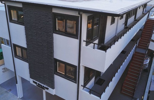 Waikiki Apartment | The Walk-Up King Balcony Suite