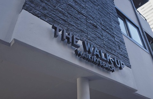 Waikiki Apartment | The Walk-Up King Balcony Suite