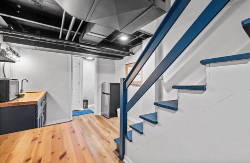 Shadyside Apartment | The Walnut Suites - The Incline Suite
