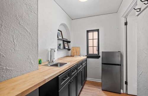Shadyside Apartment | The Walnut Suites - The Hidden Suite