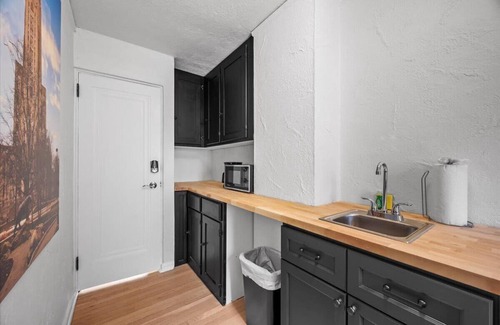 Shadyside Apartment | The Walnut Suites - The Hidden Suite