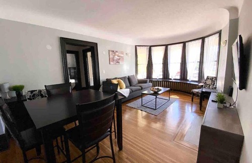 York - Haig Apartment | The Wanderlust 2 BEDS 1 BATH