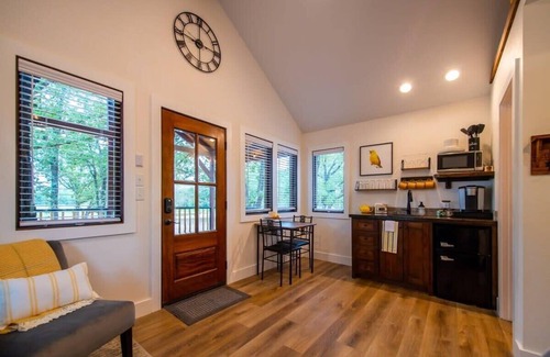 Elm Mott RV Rental | The Warbler Treehouse 15 MIn to Magnolia & Baylor