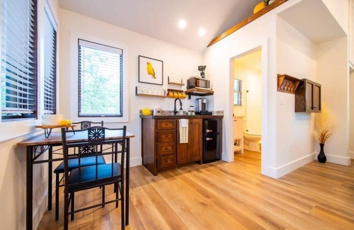 Elm Mott RV Rental | The Warbler Treehouse 15 MIn to Magnolia & Baylor