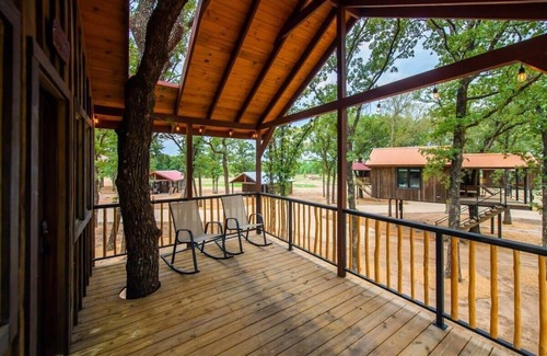 Elm Mott RV Rental | The Warbler Treehouse 15 MIn to Magnolia & Baylor