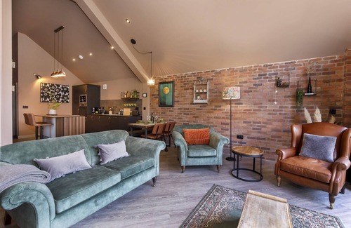 North Sea Cottage | The Warehouse - sleeps 4 guests in 2 bedrooms
