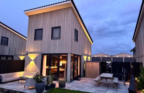 Heeg House | The Waterlodge Heeg - inclusief sloep tot eind oktober