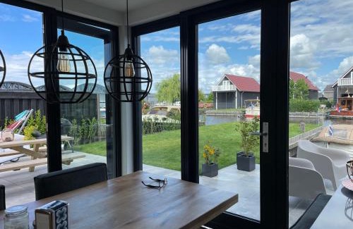 Heeg House | The Waterlodge Heeg - inclusief sloep tot eind oktober