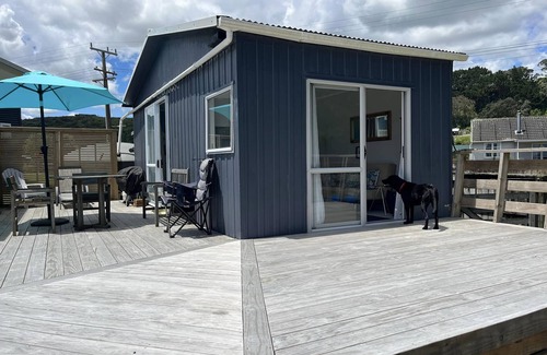 Te Mata Cabin | 'The Wee Crib'. Views to the water and pet friendly!n