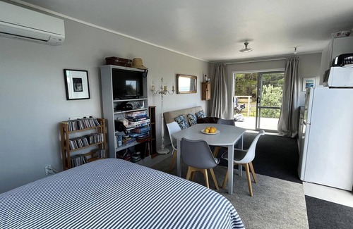 Te Mata Cabin | The Wee Crib with water views and PET friendly