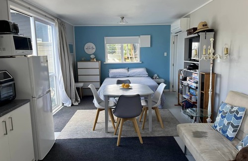 Te Mata Cabin | The Wee Crib with water views and PET friendly